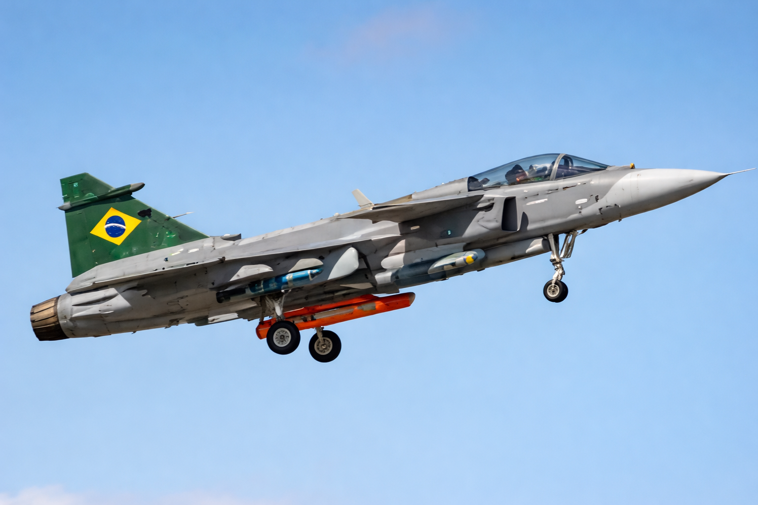 Embraer apresenta primeiro caça Gripen produzido no Brasil em evento no interior de SP