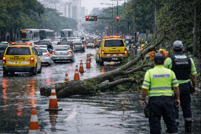 Temporal provoca congestionamentos extensos, alagamentos e queda de árvores em São Paulo