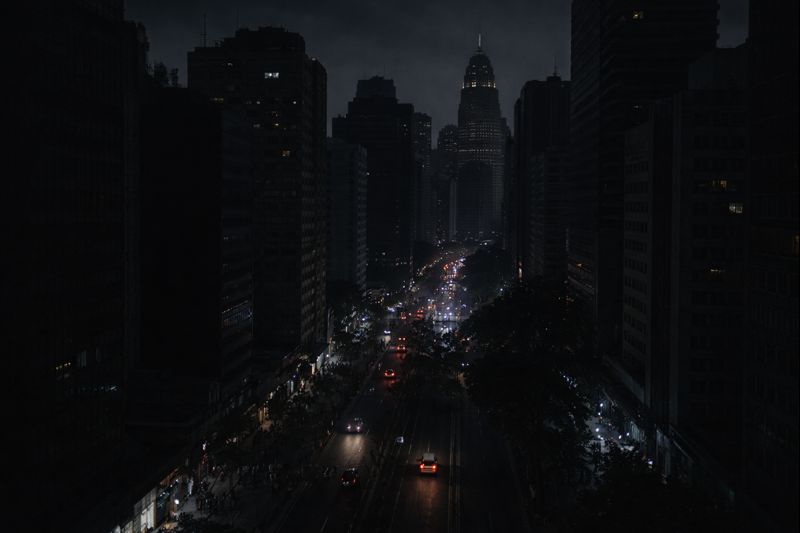 Mais de 90 mil imóveis ficam sem energia em São Paulo após temporal