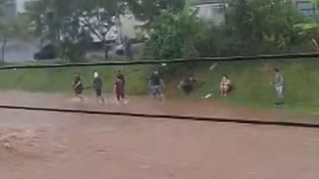 Corrente humana salva motorista em Itapecerica da Serra