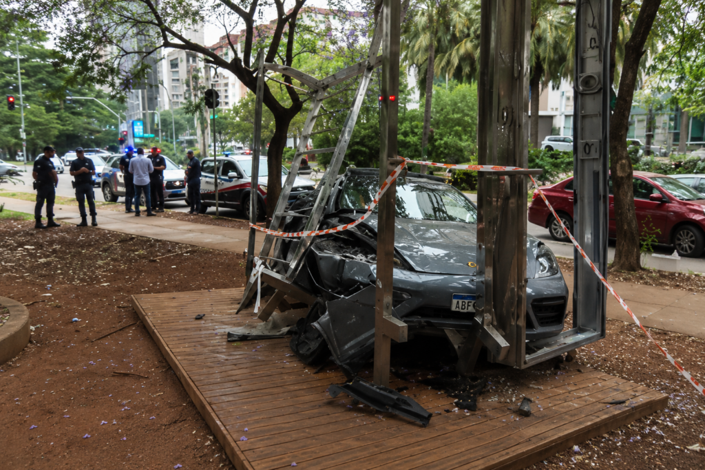 Porsche invade calçada e destrói academia pública no Itaim Bibi