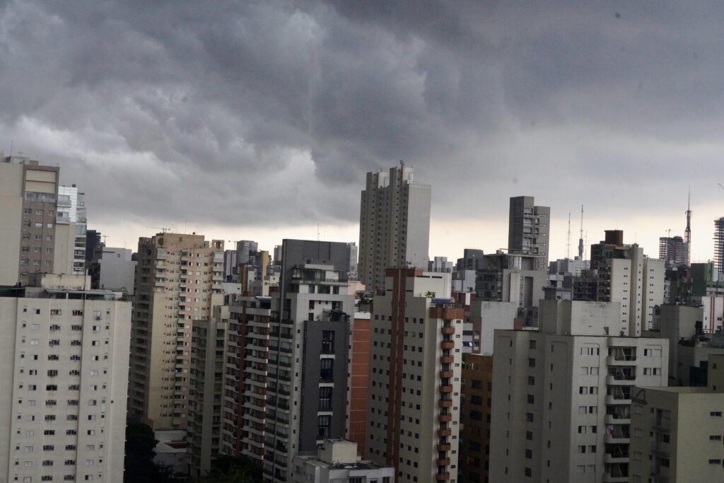 São Paulo terá frente fria e chuva até domingo
